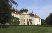 100 let od prodeje zámku v Lánech: Komu patřil před prezidenty?
