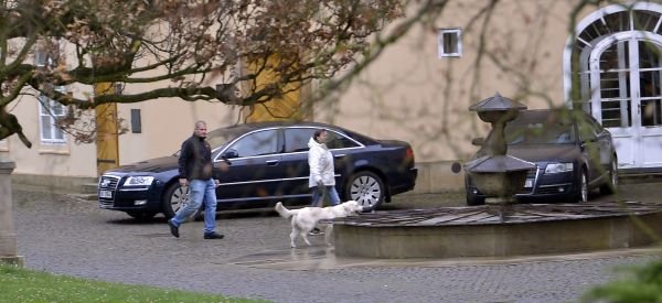 První dáma venčí Darcyho s ochrankou v zádech. Zemana a jeho léčbu zas hlídají boromejky.