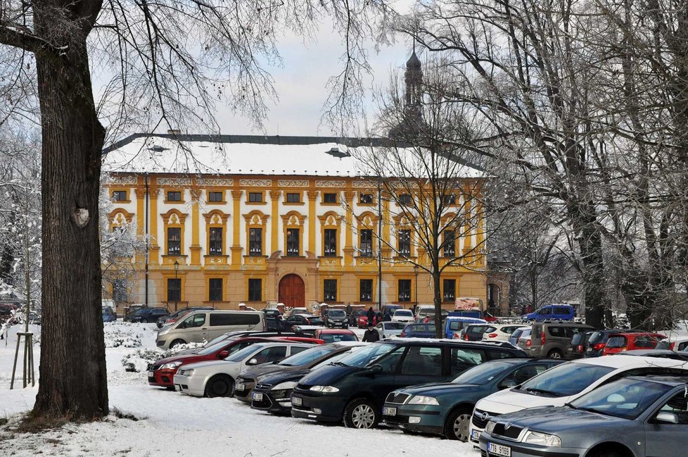 Zámek Linhartovy byl stejně jako Dívčí Hrad skladem. Tady se znovuvzkříšení památky povedlo. Město Albrechtice získalo na opravu peníze z EU a nyní je v něm dětská galerie. Na zámek jezdí stále více turistů. Loni jich bylo bezmála 13 tisíc.