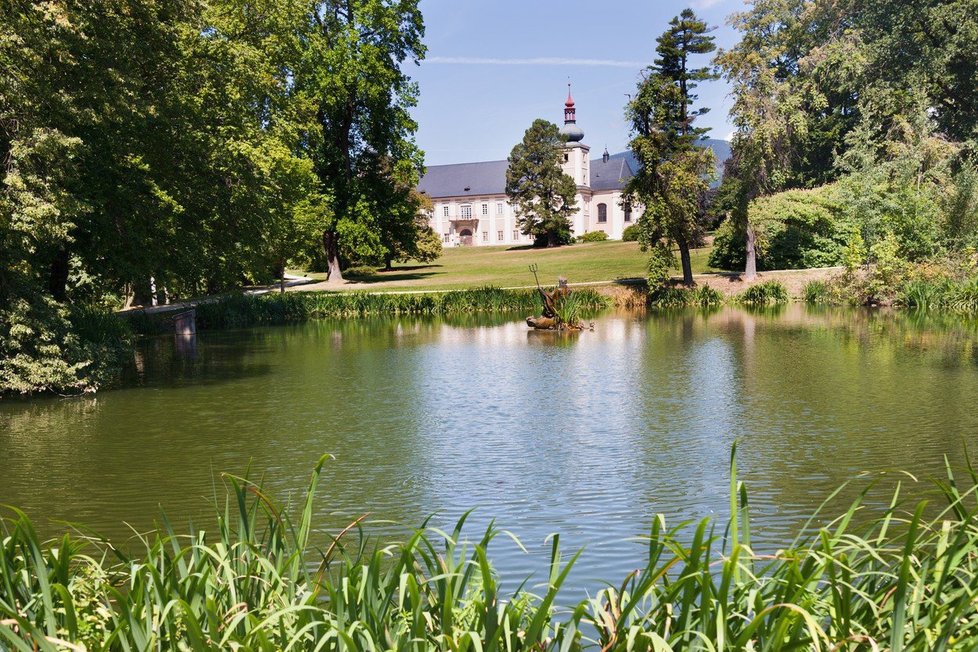 Zámek v nedaleké Loučné nad Desnou obklopuje park, který je plný romantických zákoutí.