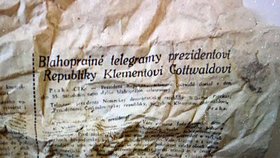 Dílo vtipálka nebo zapáleného straníka? Vedle novin z 19. století se ve výklenku v Rytiřském sále našlo i Rudé právo z roku 1951.