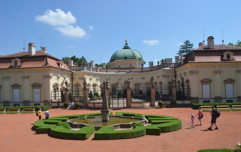 Zámek s velkým parkem patří k barokním skvostům. Stavět se začal okolo roku 1700.