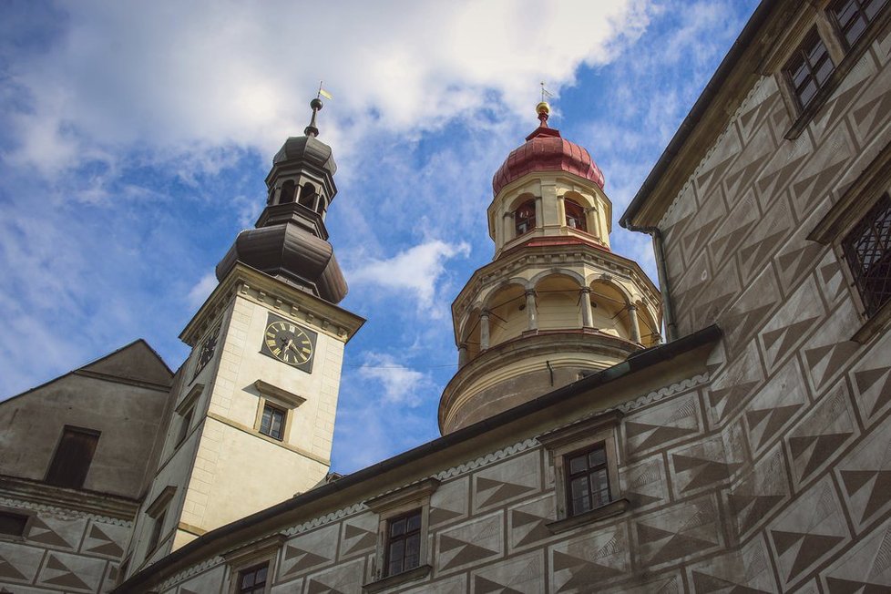 Zámek v Náchodě nabízí kromě klasických prohlídkových okruhů, které vás zavedou do salonů, hladomorny nebo kaple, také něco neobvyklého: Prohlídku zámecké půdy.