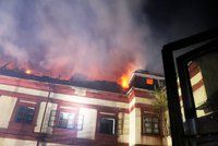 V Plané hoří zámek: Po sedmi hodinách boje s ohněm bude škoda skoro půl milionu