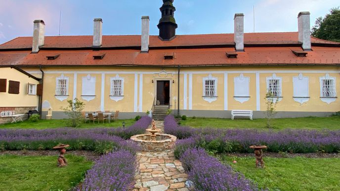 Zámek Palupín aktuálně chystá již třetím rokem , malý vánoční provoz, kdy se na nádvoří v době Adventu budou prodávat vánoční stromky a víkendy budou patřit malým tržíkům s občerstvením a prodejem domácích výrobků z Palupína a okolí počínajíc malým prvním koncertem na první advent.