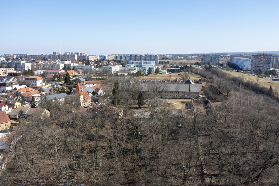 Zámek v Petrovicích má bohatou minulost. Poslední léta je bohužel v bezútěšném stavu a nadále chátrá.