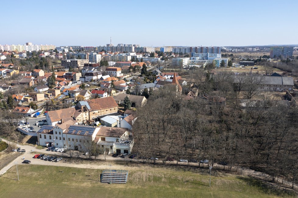 Zámek v Petrovicích má bohatou minulost. Poslední léta je bohužel v bezútěšném stavu a nadále chátrá.