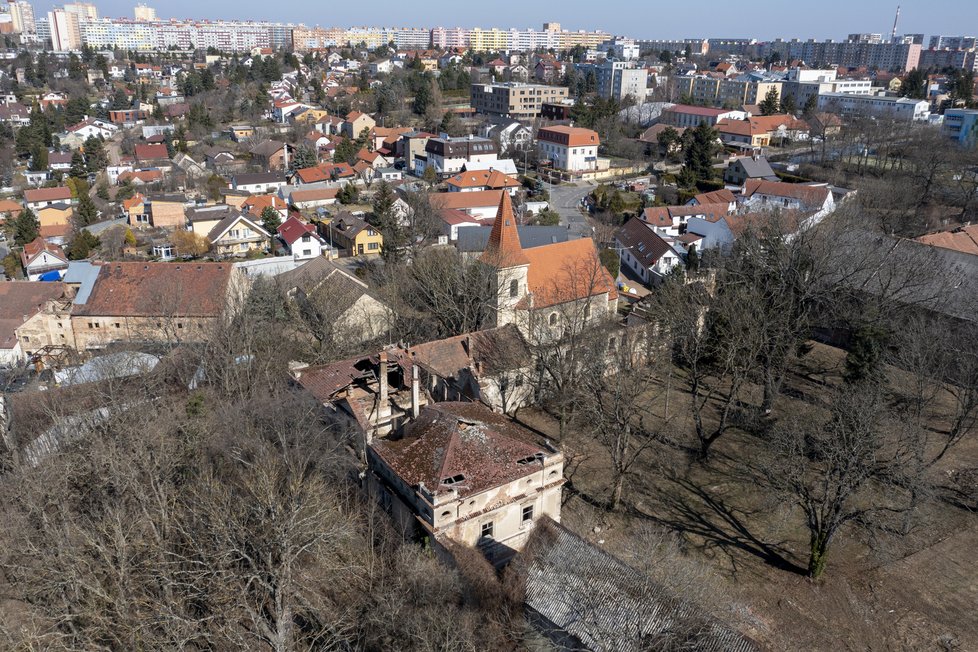 Zámek v Petrovicích má bohatou minulost. Poslední léta je bohužel v bezútěšném stavu a nadále chátrá.