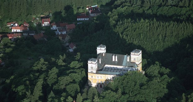 Jihomoravský kraj prodal zámek Račice za více než 27 milionů korun.