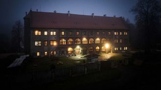 Za cenu luxusního bytu v Praze. Český dobrodruh prodává svůj pohádkový zámek, drancovali ho nacisté i komunisté Za cenu luxusního bytu v Praze. Český dobrodruh prodává svůj pohádkový zámek, drancovali ho nacisté i komunisté