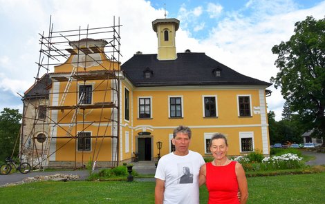Manželé Kaplanovi odvedli na Nemilkově pořádný kus práce. Manželé Kaplanovi odvedli na Nemilkově pořádný kus práce.