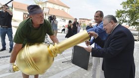 Kardinál Duka vkládá tubus s poselstvím do pozlacené makovice.