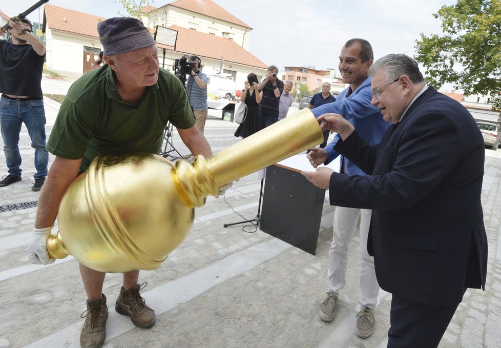 Kardinál Duka vkládá tubus s poselstvím do pozlacené makovice.