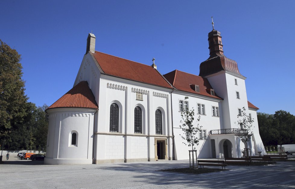 Restaurovaný zámek se změnil v hotel.