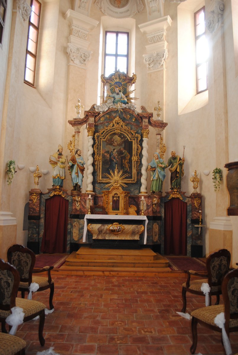 K nejkrásnějším patří zámecká kaple. Oltář je ale zapůjčen z kostela v Letově