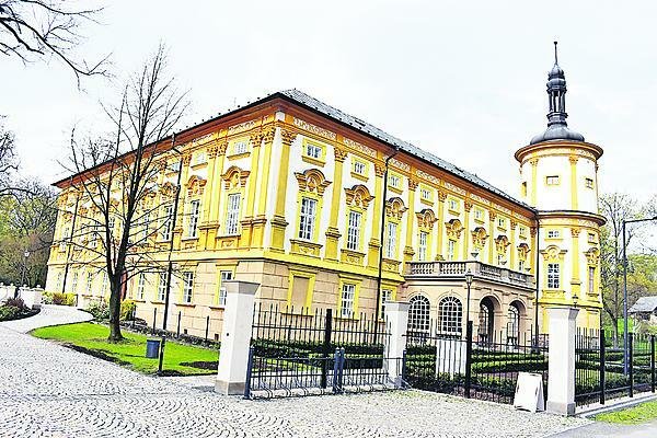 Takto vypadá zámek dnes, kdy mu pomohl do jeho původní podoby kastelán Jaroslav Hrubý.