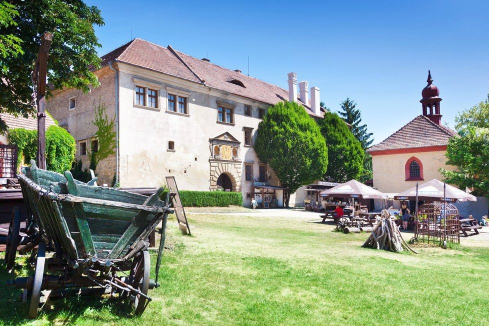 Staré Hrady jsou plné pohádkových bytostí a nadchnou hlavně děti, které musí vidět zámecké pohádkové sklepení, hradní půdu a dračí království.