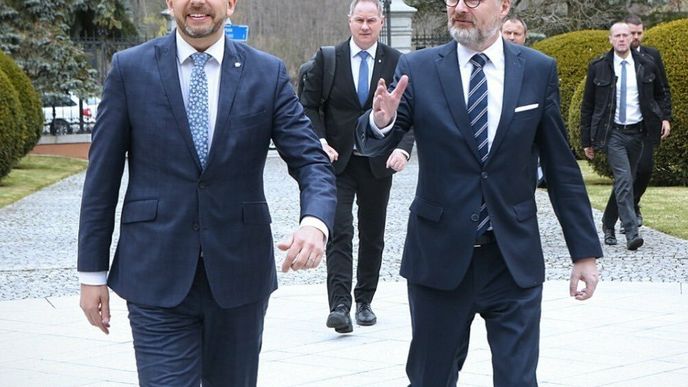 Premiér Fiala a vicepremiér Rakušan přichází na zasedání vlády na zámek Štiřín (duben 2022)