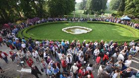Rozkvetlou zahradu na zámku Štiřín přišlo letos obdivovat 2000 lidí