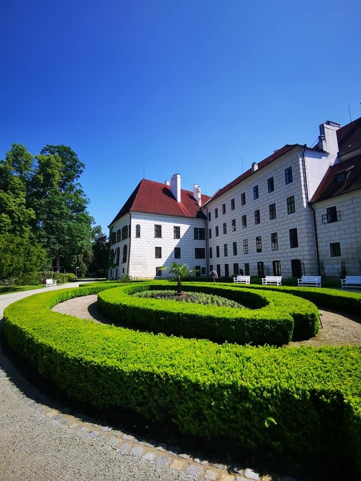 PO Lidé se pondělního znovuotevření nemohli dočkat a z obnovené podoby parku byli nadšeni.  Na nových cestách jsou lavičky inspirované podobou historického zahradního mobiliáře Schwarzenbergů.  Památkáři mu vrátili podobu z konce 19. století.  Čtvrtý největší zámecký komplex v Česku je opět půvabný.  Park je podle odborníků připraven na dalších 50 let fungování.  Takřka rok sem lidé nemohli, ale čekání stálo za to.