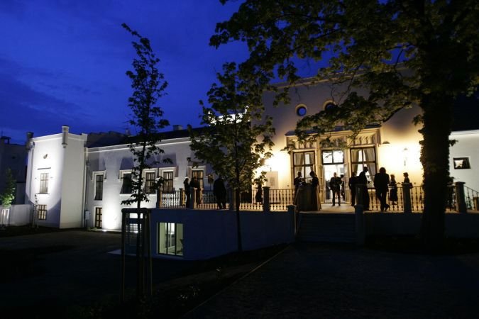 Na zámku Trnová se konají společenské  a kulturní akce včetně svateb.