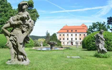 Valeč se nachází na cestě mezi Karlovými Vary a Prahou.