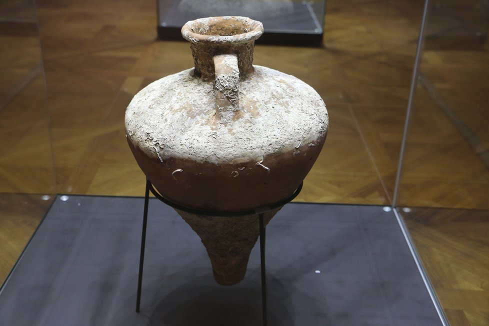 Transportní amfora na víno ze 4. - 3. stol. př. n. l. pochází z oblasti Černého moře. Je z terakotu.