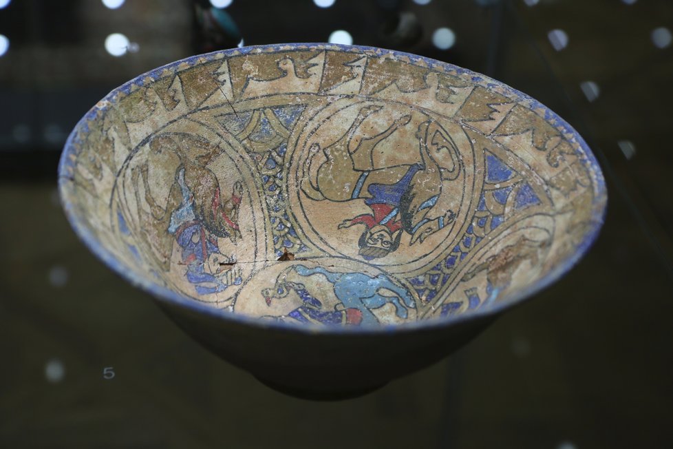 Mísa s vyobrazením jezdců pochází z Říše Seldžuků (11. - 12. stol.). Jedná se o glazovanou keramiku.