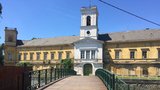 Zámek ve Veselí nad Moravou: Kulturní památka chátrá, majitelé dělají »mrtvého brouka«  a dluží miliony