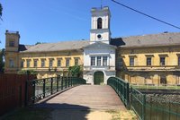 Zámek ve Veselí nad Moravou: Kulturní památka chátrá, majitelé dělají »mrtvého brouka« a dluží miliony