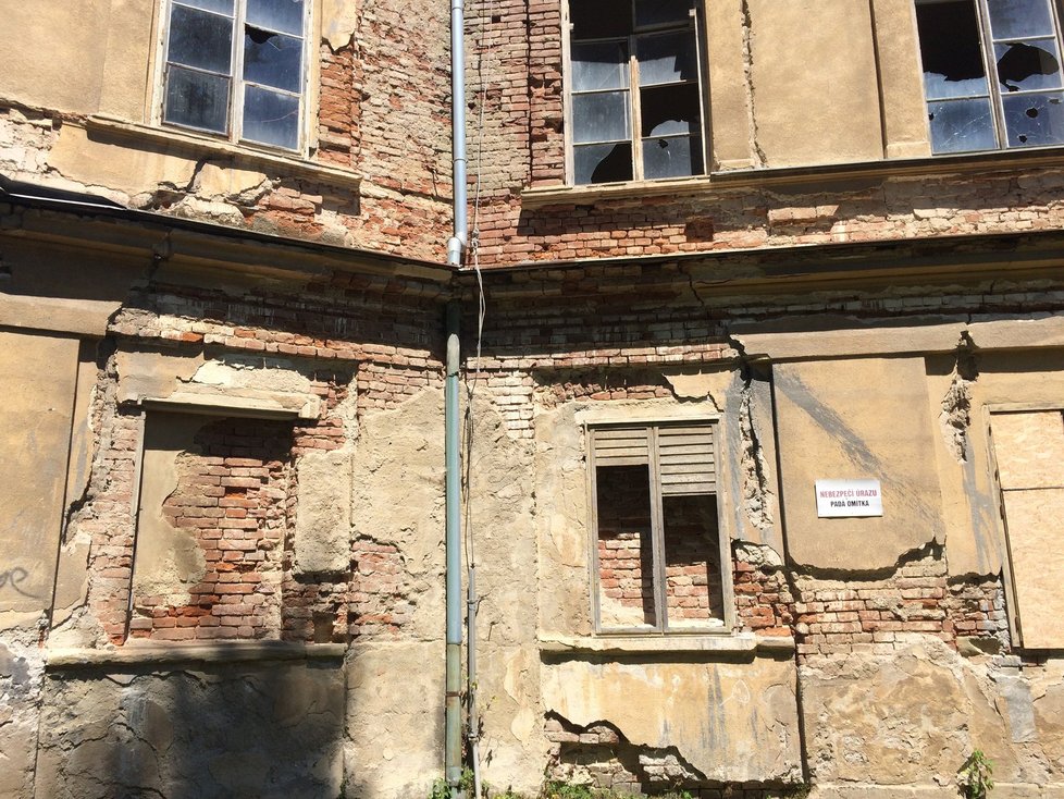 Zámek ve Veselí nad Moravou je chráněnou památkou, postupně se ale mění v ruinu.
