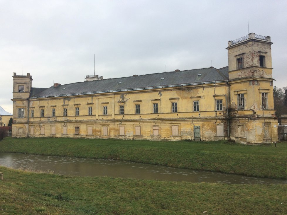 Zámek ve Veselí nad Moravou je v soukromých rukou podnikatelů ze Slovenska. Ti ovšem v posledních letech nepodnikají nic pro jeho obnovu.