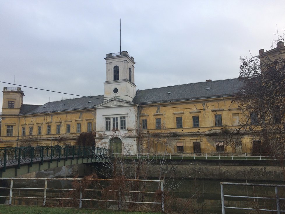 Zámek ve Veselí nad Moravou je v soukromých rukou podnikatelů ze Slovenska. Ti ovšem v posledních letech nepodnikají nic pro jeho obnovu.