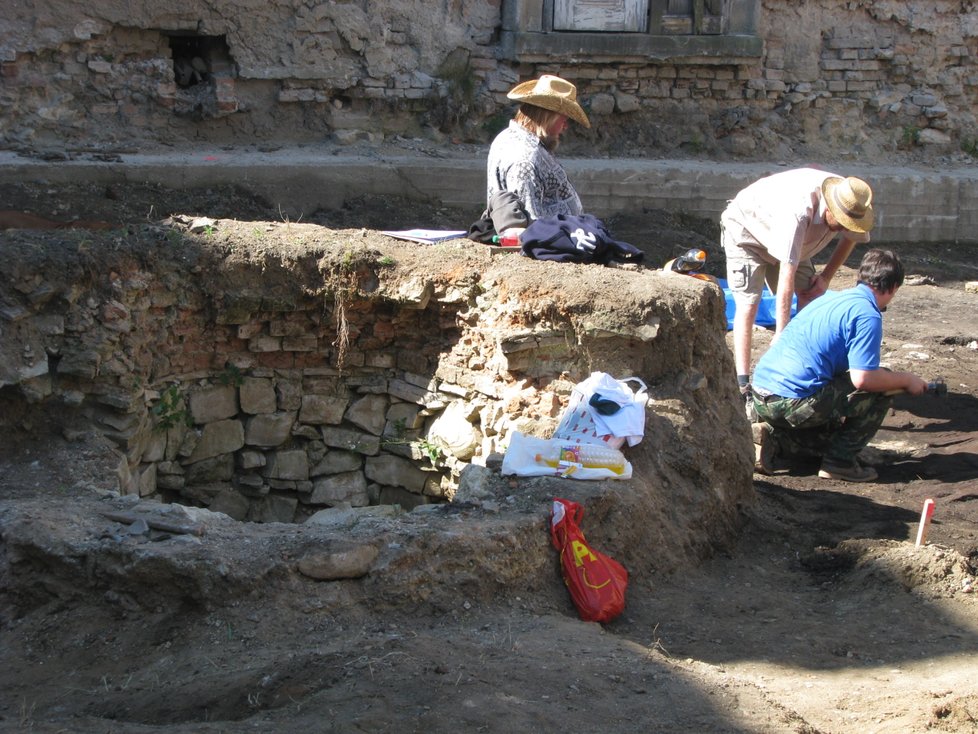 Archeologové prováděli tři roky (2008 - 2010) průzkum nádvoří zámku ve Veselí nad Moravou a objevy je zaskočily. Našli například původní studnu, která hradu sloužila několik staletí.