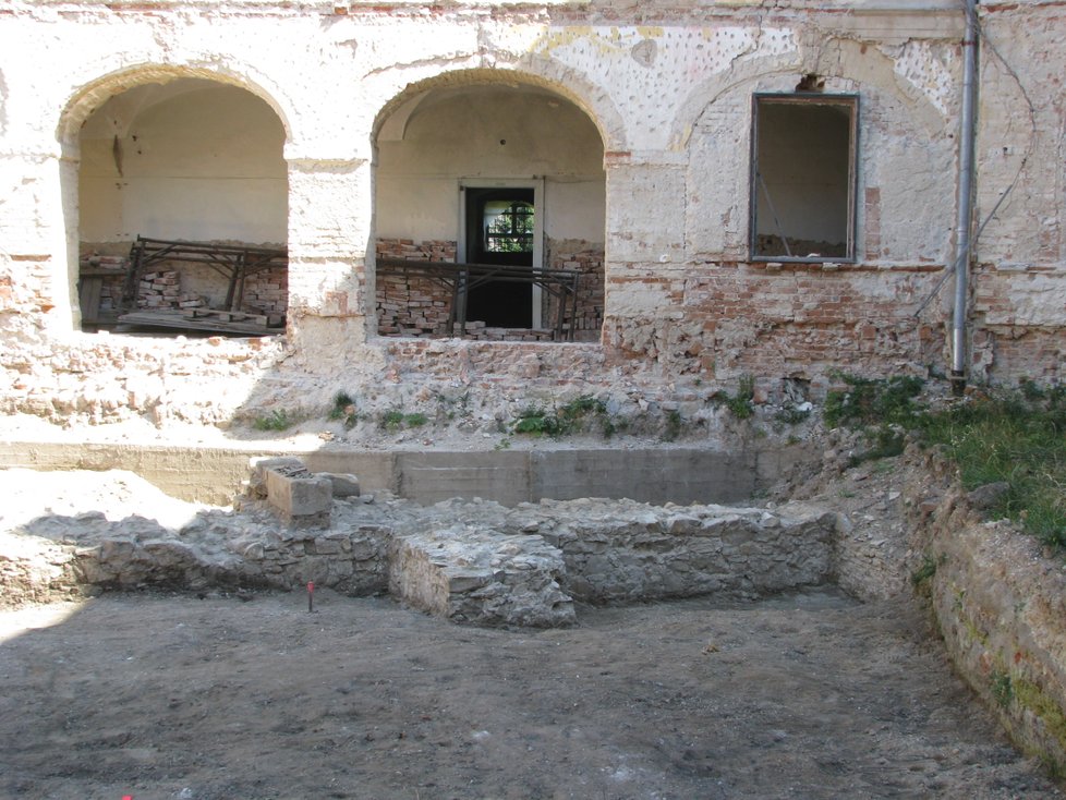 Archeologové prováděli tři roky (2008 - 2010) průzkum nádvoří zámku ve Veselí nad Moravou a objevy je zaskočily. Našli zdivo dokládající, že původní hrad měl jiný profil, než dnešní zámek.