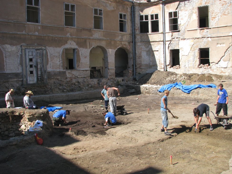 Archeologové prováděli tři roky (2008 - 2010) průzkum nádvoří zámku ve Veselí nad Moravou a objevy je zaskočily. Našli například původní základy dřevěného hradu ze 13. století.