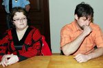 Rodiče zaměněných dětí v pátek u soudu: vpravo matka Veroniky Jaroslava Trojanová, vedle ní sedí manželé Jan a Jaroslava Čermákovi, rodiče Nikolky.
