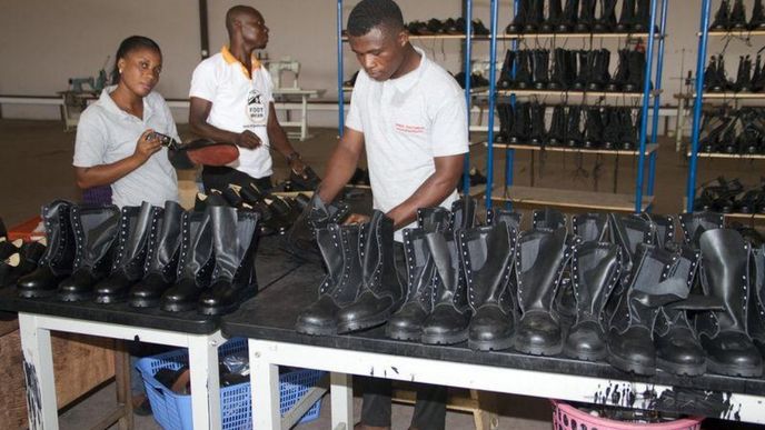 Zaměstnanci obuvnické továrny v Kumasi