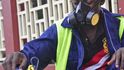 zaměstnanec městských služeb v liberijské Monrovii rozstřikuje dezinfekci v tamních ulicích a vládních budovách