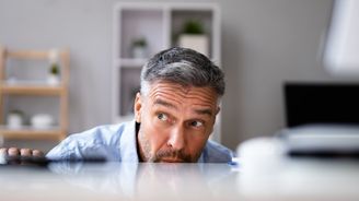 Fingovaná neschopenka se krutě prodraží. Šéfové na marody posílají i soukromé detektivy Fingovaná neschopenka se krutě prodraží. Šéfové na marody posílají i soukromé detektivy