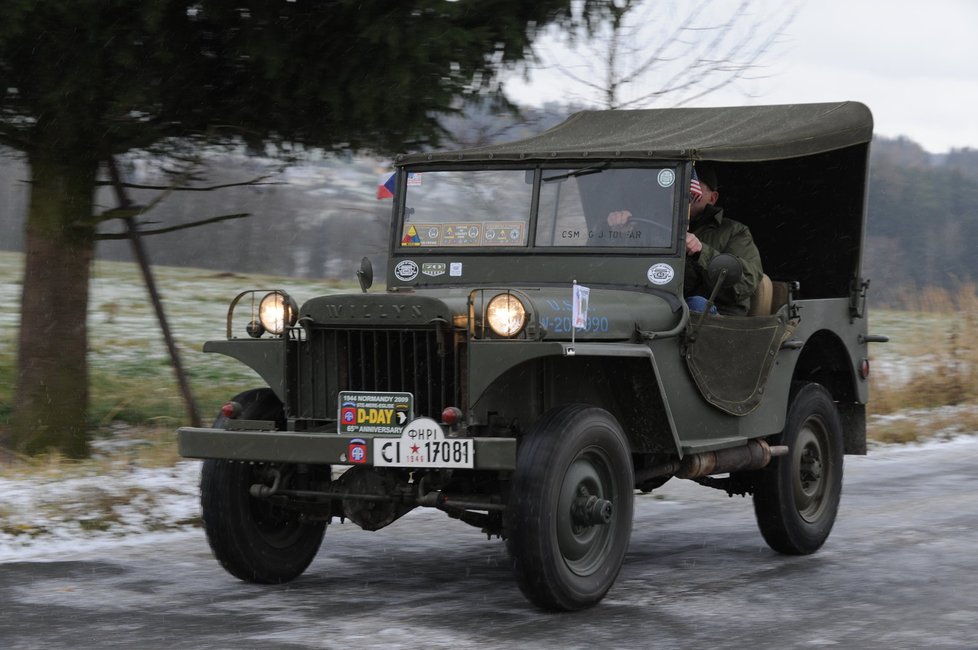 První model válečného Jeepu, model MA, poznáte třeba podle světlometů na blatnících a nápisu Willys na kapotě