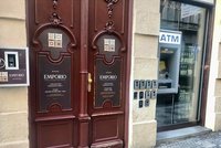 Centrum Prahy připomíná únikovou hru! Historické zdi hyzdí mrtvé schránky s klíči od Airbnb bytů