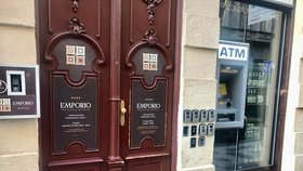 Centrum Prahy připomíná únikovou hru! Historické zdi hyzdí mrtvé schránky s klíči od Airbnb bytů 