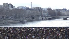 Zámky lásky obsypané zábradlí na pařížském mostě nevydrželo jejich nápor a zbortilo se