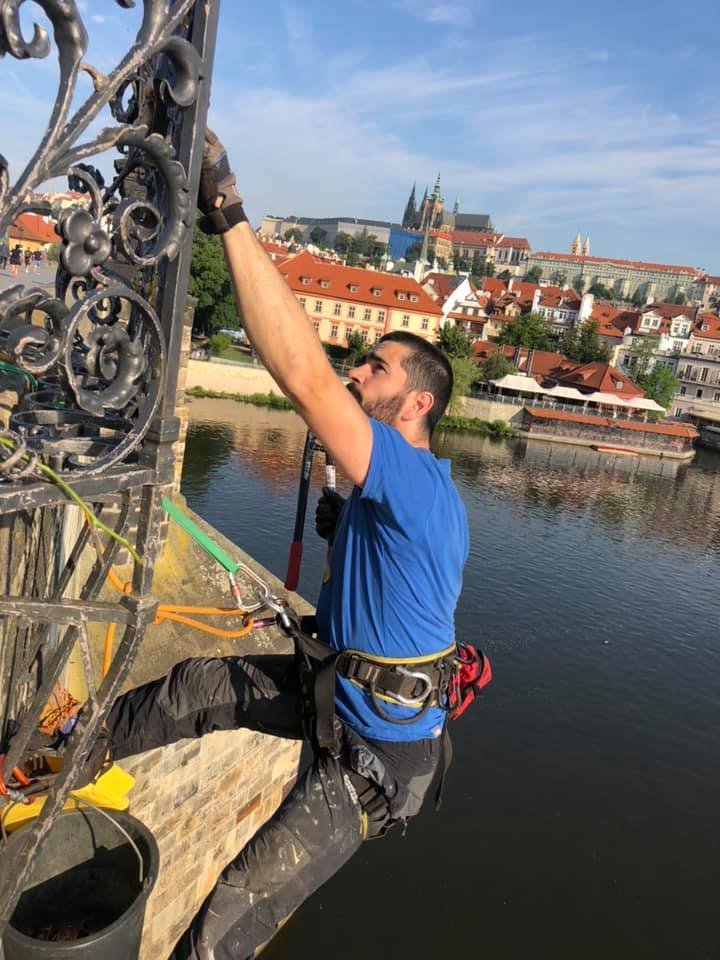 Roman Kotrč chodí zámky na Karlův most sundávat každé úterní ráno už pět let