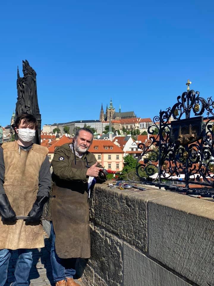 Roman Kotrč chodí zámky na Karlův most sundávat každé úterní ráno už pět let