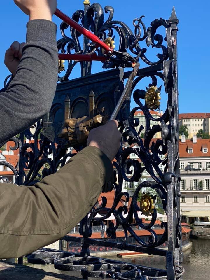 Roman Kotrč chodí zámky na Karlův most sundávat každé úterní ráno už pět let