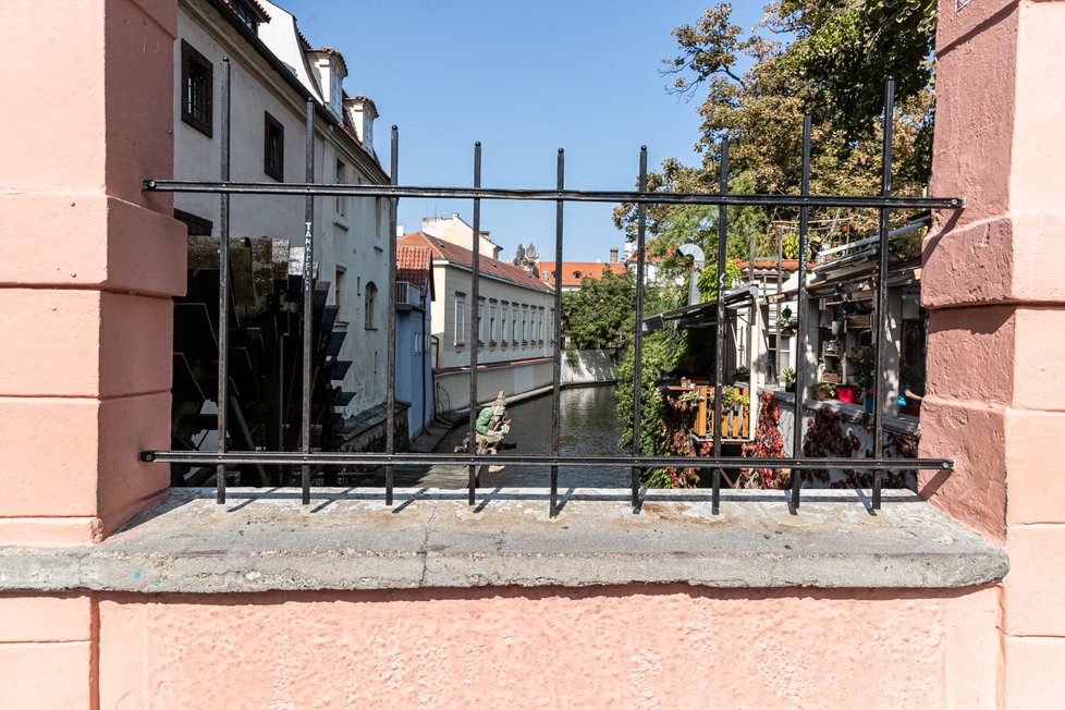 S menším počtem turistů ubylo i zámečků lásky. Mříž u Čertovky je nezvykle prázdná, zatímco na Karlově mostě zámky už zase přibývají.
