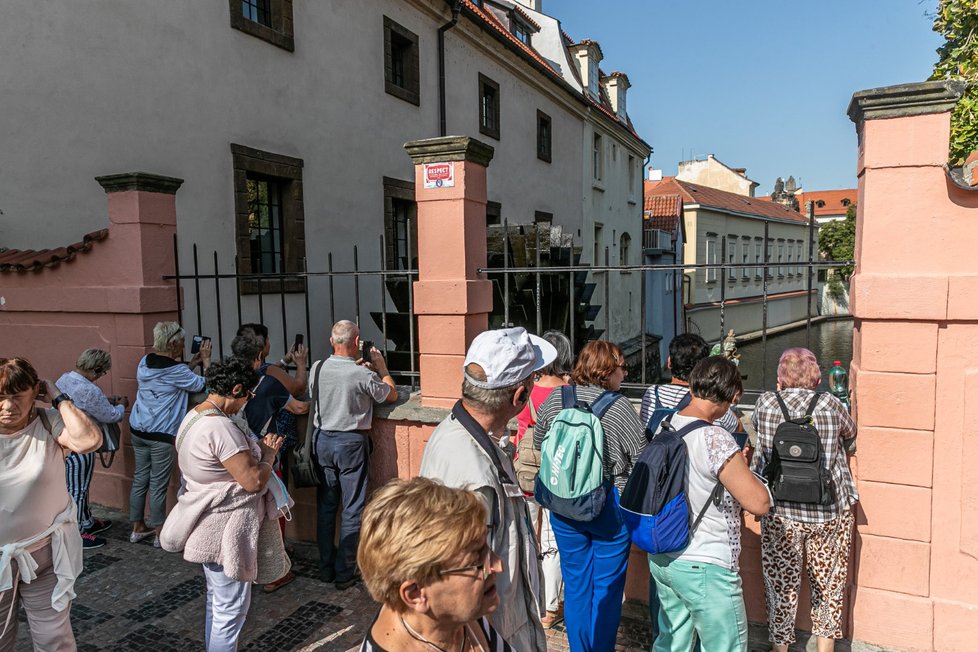 S menším počtem turistů ubylo i zámečků lásky. Mříž u Čertovky je nezvykle prázdná, zatímco na Karlově mostě zámky už zase přibývají.