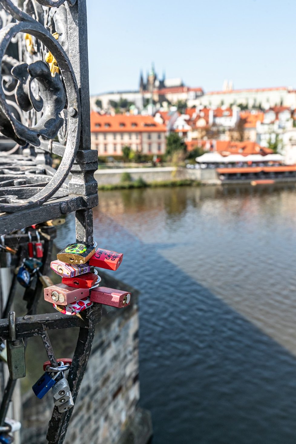 S menším počtem turistů ubylo i zámečků lásky. Mříž u Čertovky je nezvykle prázdná, zatímco na Karlově mostě zámky už zase přibývají.